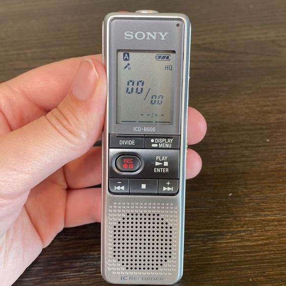 Sony ICD-B600 Digital Multi Track Digital Voice Recorder 300 Hrs Recording Time - Picture 2 of 7